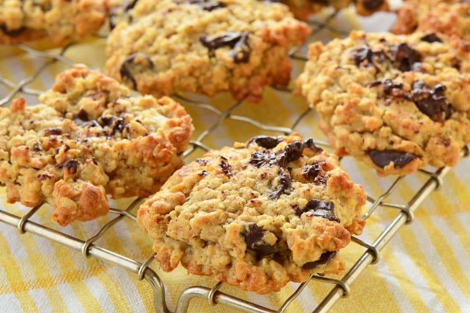 healthy-licious oatmeal chocolate chip cookies