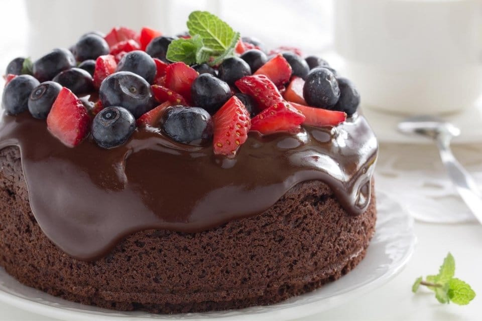gf-vegan-cake-and-berries